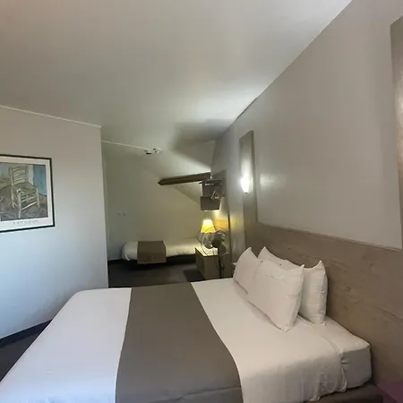 Kyriad Fargeau Ponthierry - Apollonia 3*